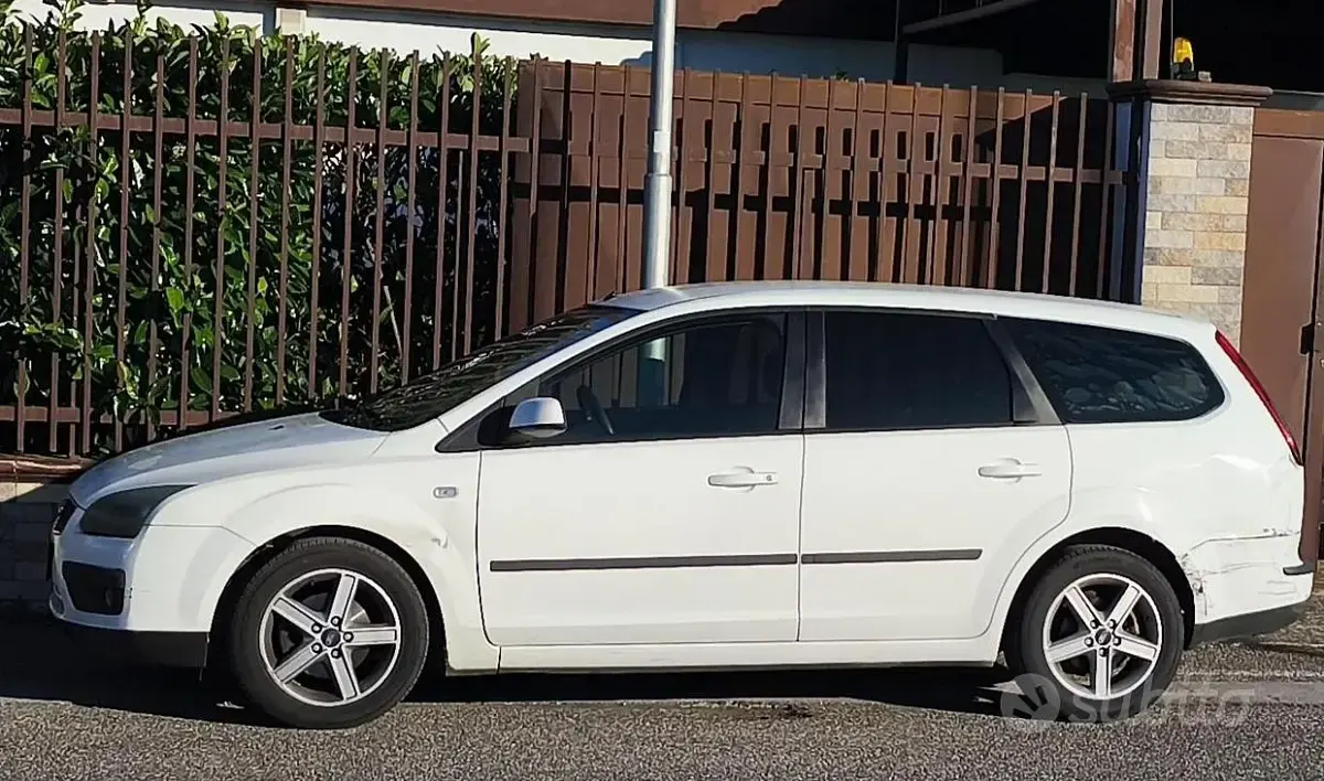 Usata Ford Focus 90 CV (66 kW) 2007 Giallo Station wagon