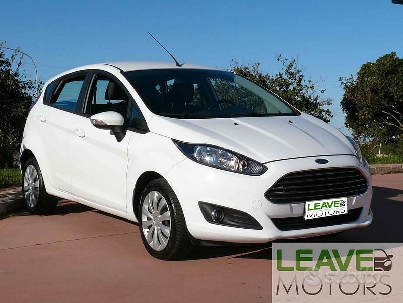 Usata Ford Fiesta 97 CV (71 kW) 2015 Bianco Berlina