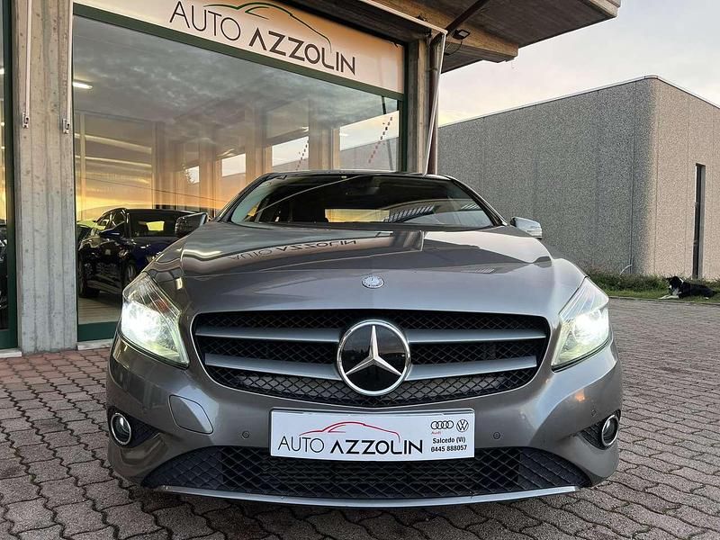Usata Mercedes A180 109 CV (80 kW) 2015 Grigio grafite Berlina