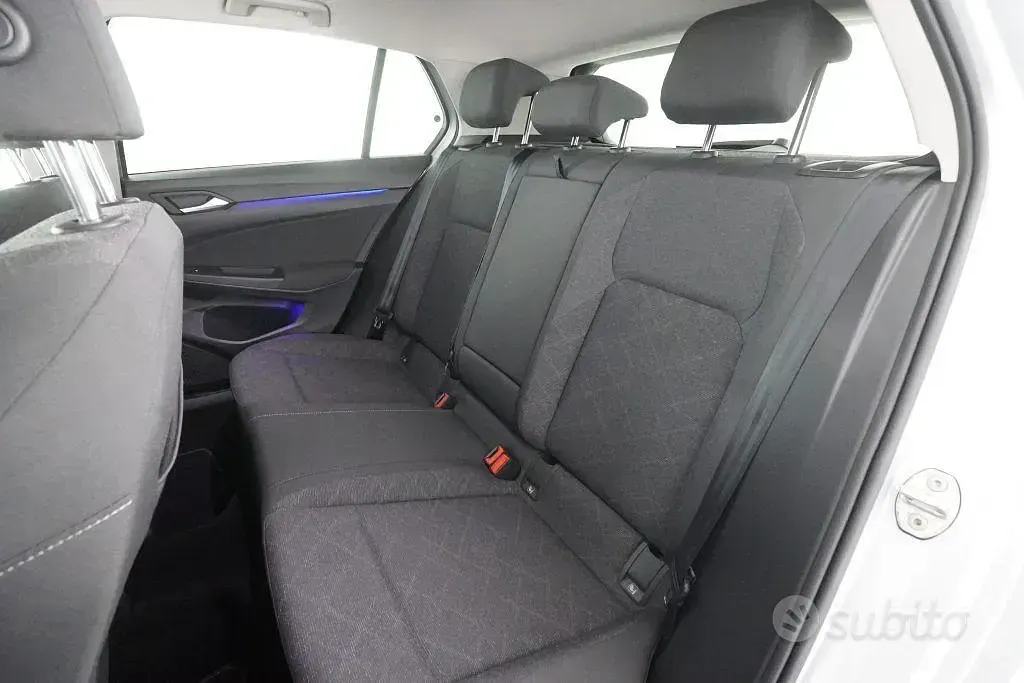 Usata VW Golf VIII Life 150 CV (110 kW) 2022 Argento riflesso Berlina