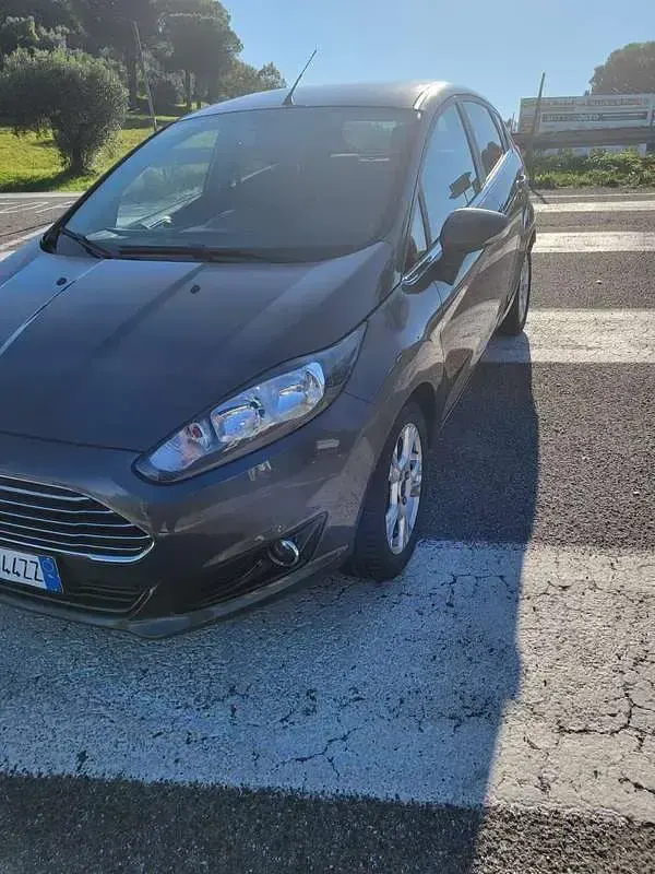 Usata Ford Fiesta 95 CV (69 kW) 2016 Grigio Utilitaria