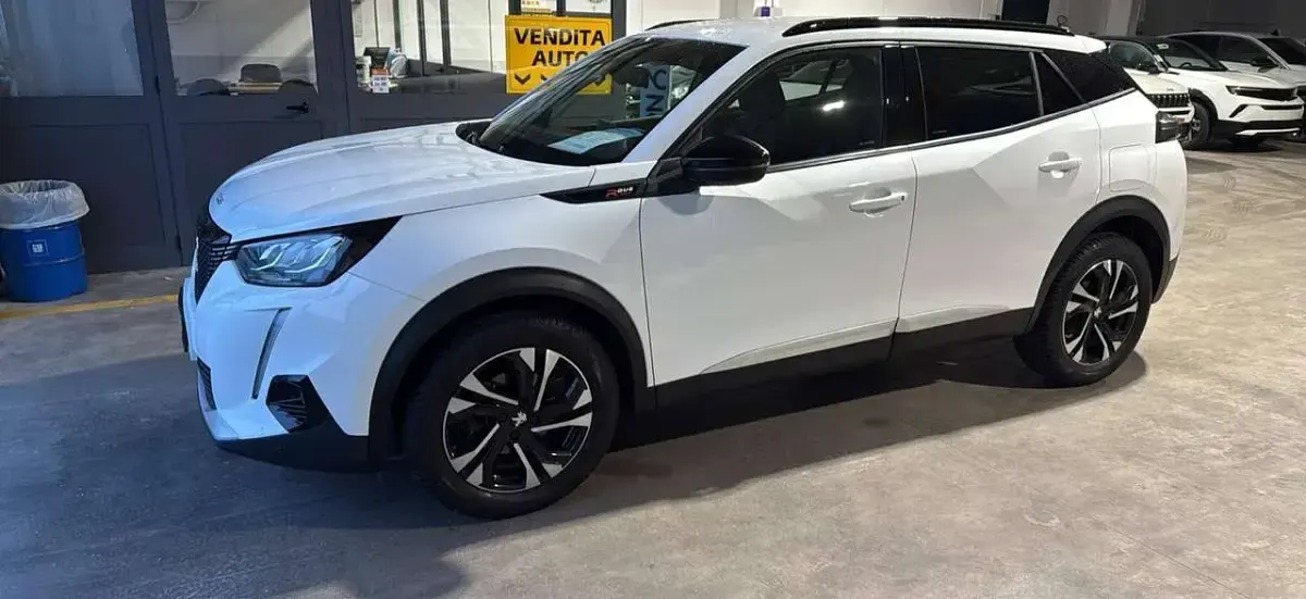 Usata Peugeot 2008 Allure 102 CV (75 kW) 2020 Grigio tetto nero SUV