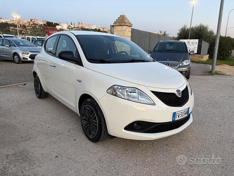 Usado Lancia Ypsilon Gold 69 HP (50 kW) 2019 Branco Citadino