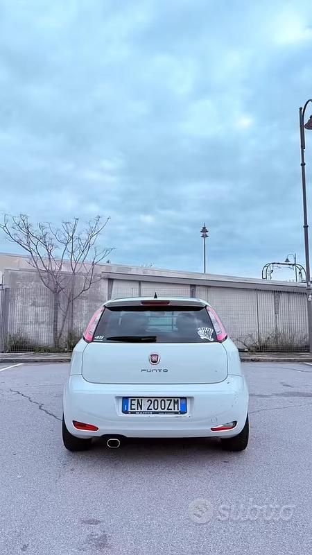 Usata Fiat Punto 86 CV (63 kW) 2012 Bianco Utilitaria