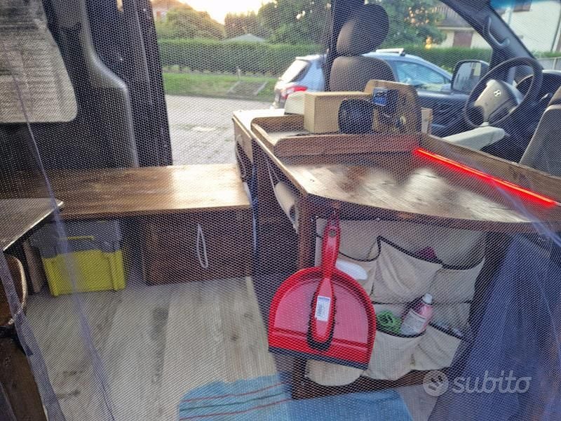 Begagnad Hyundai H-1 170 HK (125 kW) 2008 Svart Minibuss