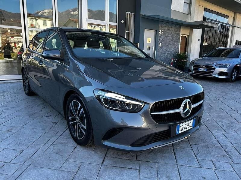 Käytetty Mercedes B180 Advanced Plus 136 HP (100 kW) 2023 Harmaa Tila-auto