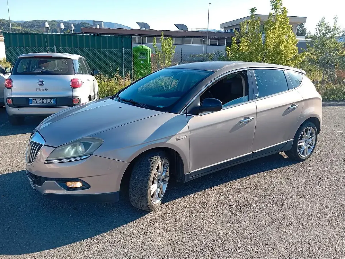 Usata Lancia Delta 120 CV (88 kW) 2010 Viola Utilitaria