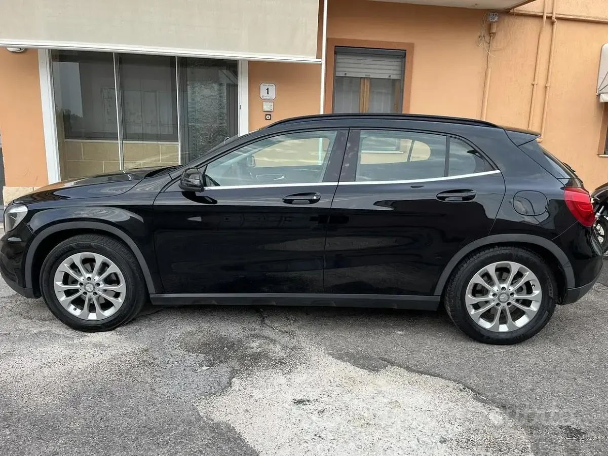 Usata Mercedes GLA180 Executive 109 CV (80 kW) 2017 Nero SUV