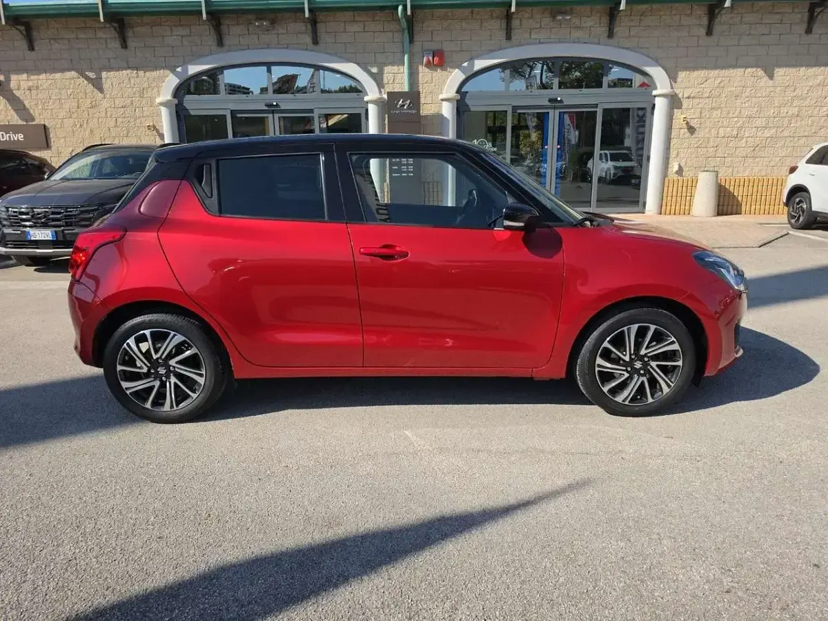 Usata Suzuki Swift 83 CV (61 kW) 2023 Rosso Utilitaria