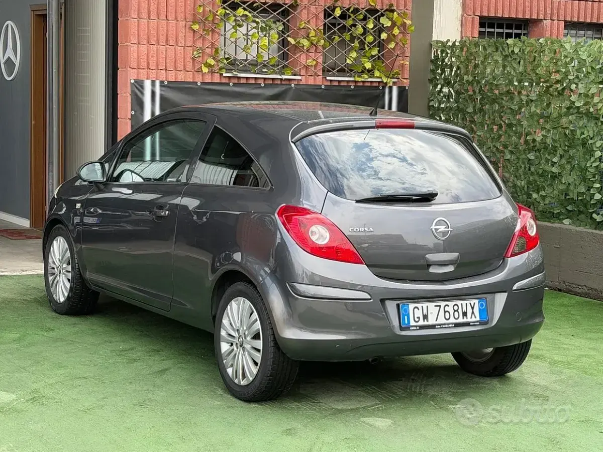 Usata Opel Corsa 86 CV (63 kW) 2011 Grigio Utilitaria