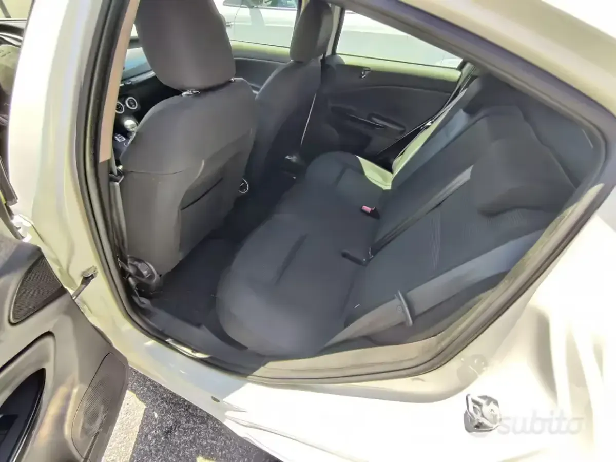 Usata Alfa Romeo Giulietta Business 105 CV (77 kW) 2013 Bianco Utilitaria