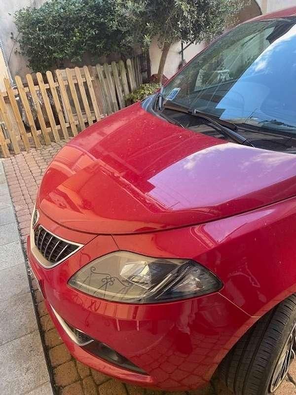 Usata Lancia Ypsilon Gold 69 CV (50 kW) 2022 Rosso Utilitaria