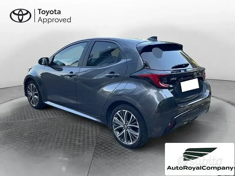 Usata Toyota Yaris Hybrid Lounge 131 CV (96 kW) 2024 Grigio Berlina