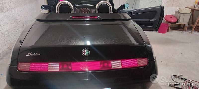 Begagnad Alfa Romeo Spider 144 HK (105 kW) 1999 Svart Cab
