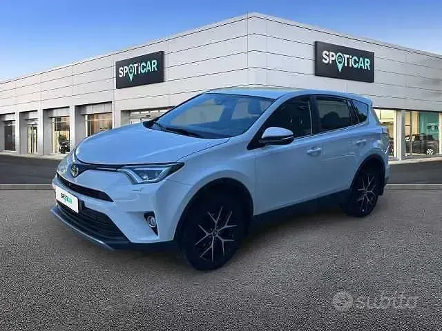 Usata Toyota RAV4 Lounge 155 CV (114 kW) 2017 Bianco SUV