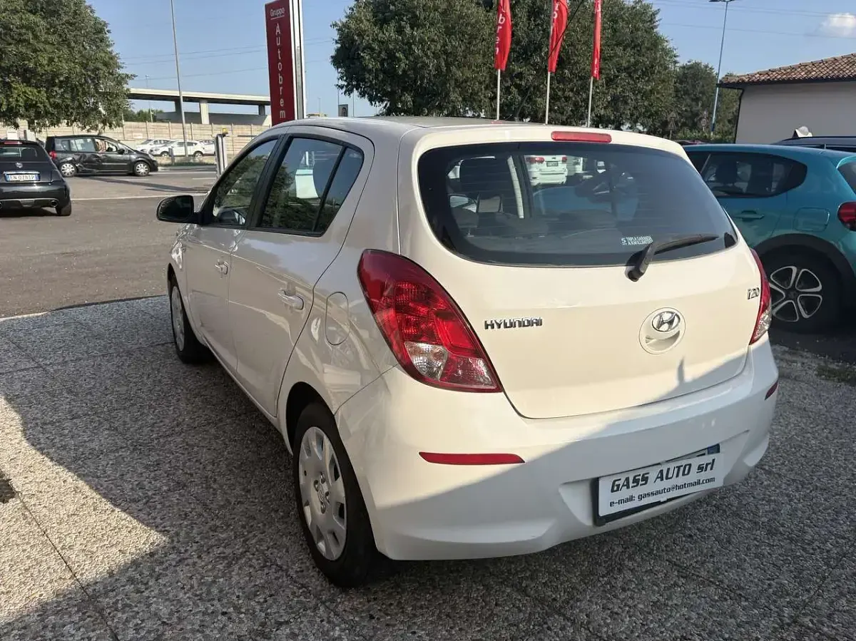 Usata Hyundai i20 Edition 84 CV (61 kW) 2013 Bianco Utilitaria
