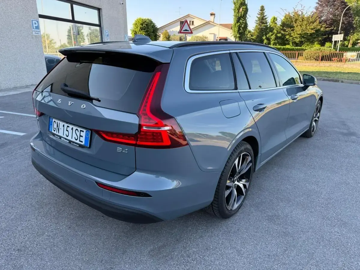 Usata Volvo V60 Core 197 CV (144 kW) 2023 Grigio Station wagon