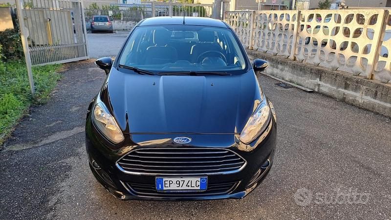 Nero Usata 2012 Ford Fiesta Titanium Tre volumi | 7600 € (Cara) - Immagine 1/4