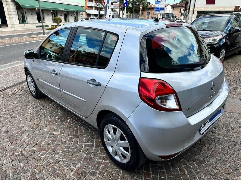 Begagnad Renault Clio IV Dynamique 75 HK (55 kW) 2012 Grå Sedan