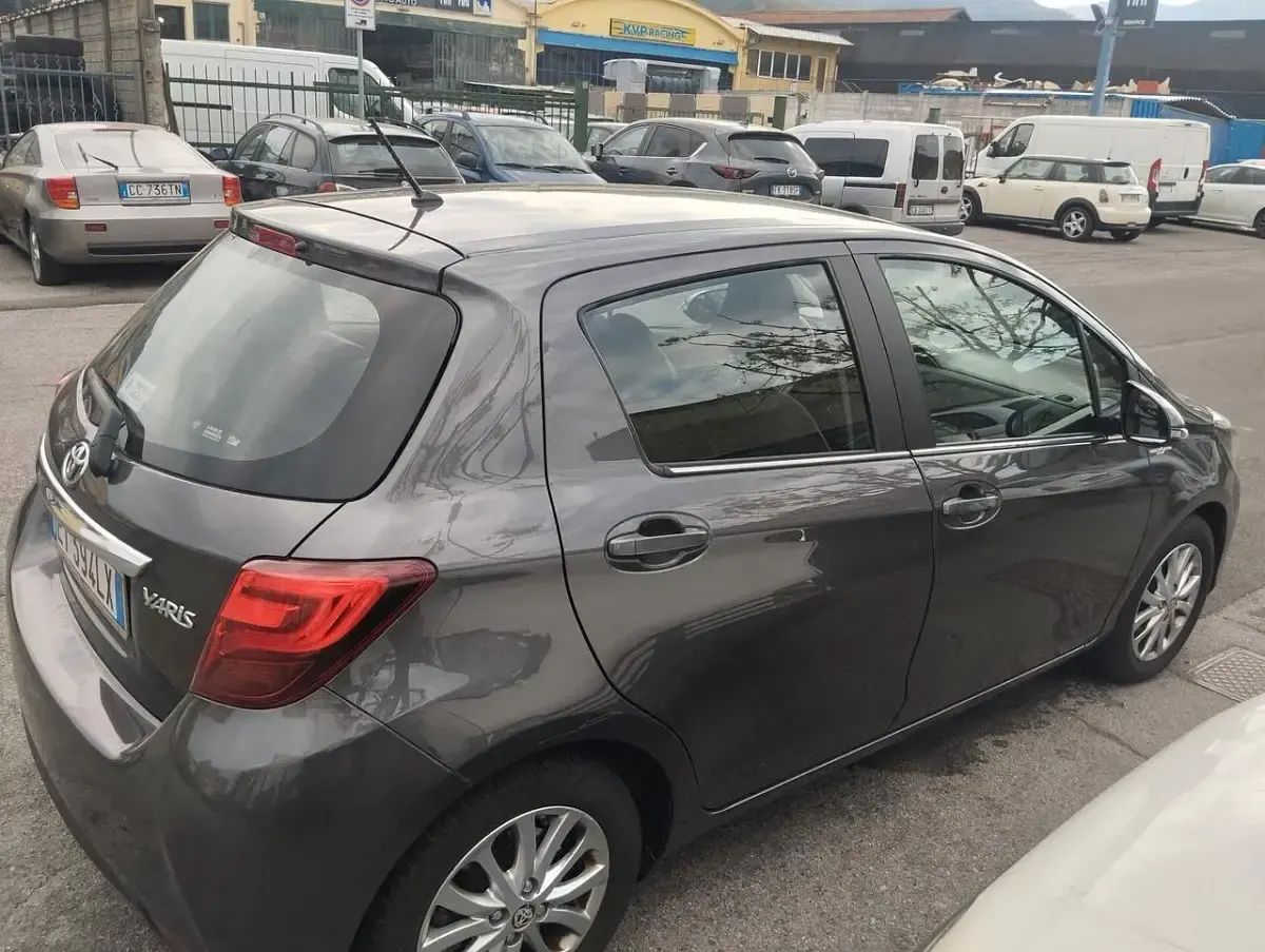 Usata Toyota Yaris Lounge 89 CV (65 kW) 2015 Grigio Utilitaria