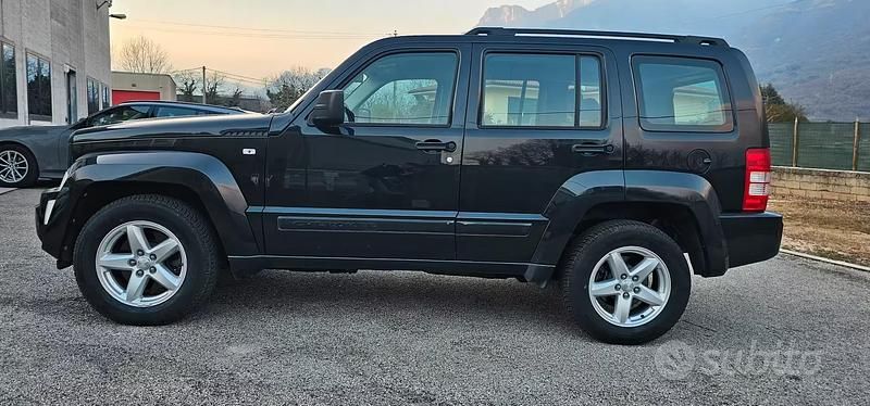 Usata Jeep Cherokee Sport 177 CV (130 kW) 2010 Nero SUV