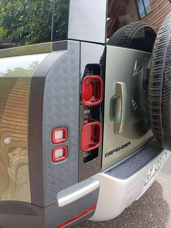 Usata Land Rover Defender SE 200 CV (147 kW) 2024 Verde SUV