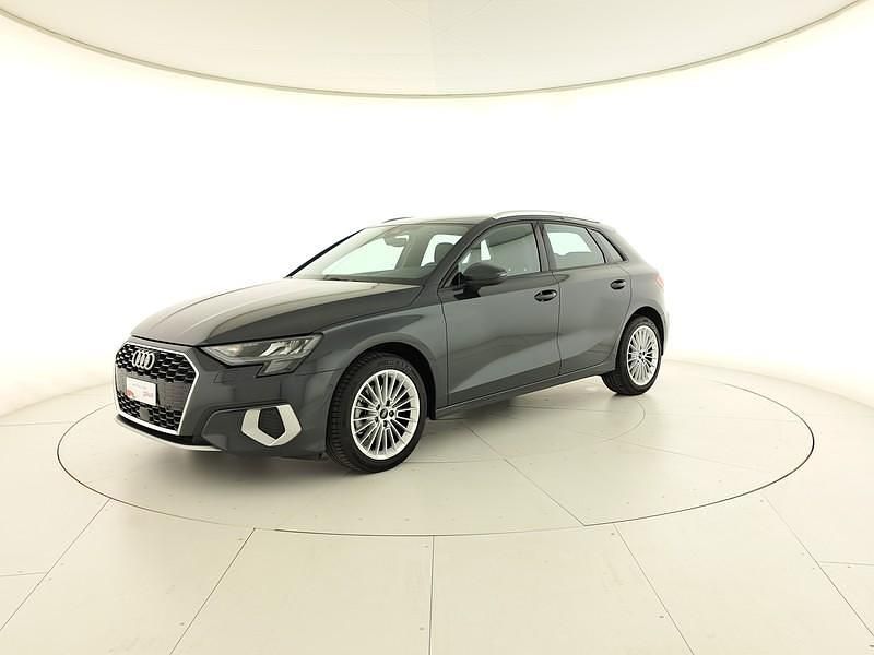 Grigio manhattan metallizzato Usata 2024 Audi A3 Tre volumi | 27.500 € (Ottimo prezzo) - Immagine 1/4
