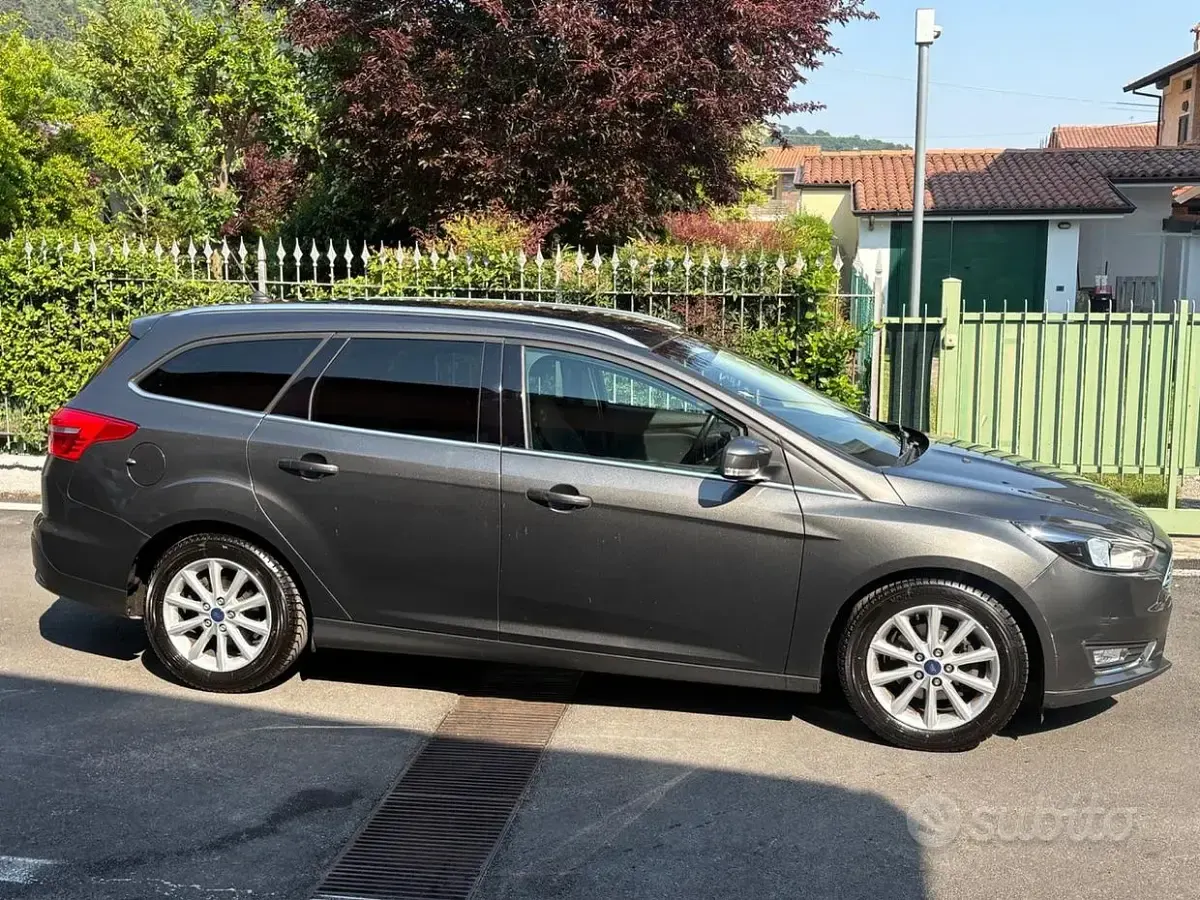 Usata Ford Focus Titanium 125 CV (91 kW) 2017 Grigio Station wagon