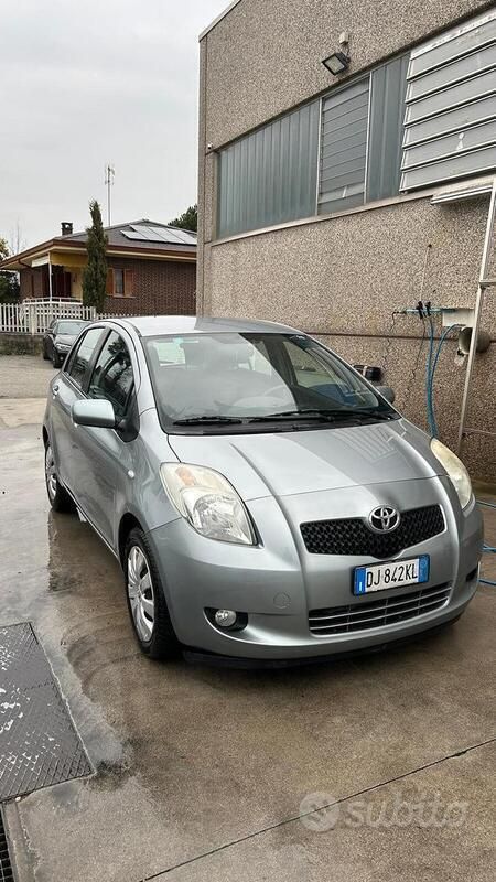 Begagnad Toyota Yaris Sol 87 HK (63 kW) 2007 Silver Sedan