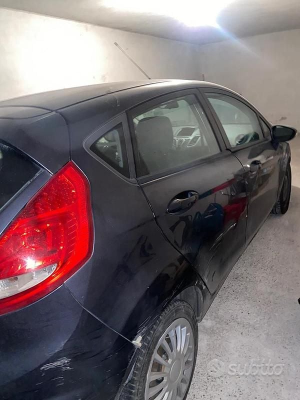 Usata Ford Fiesta 70 CV (51 kW) 2010 Grigio Utilitaria