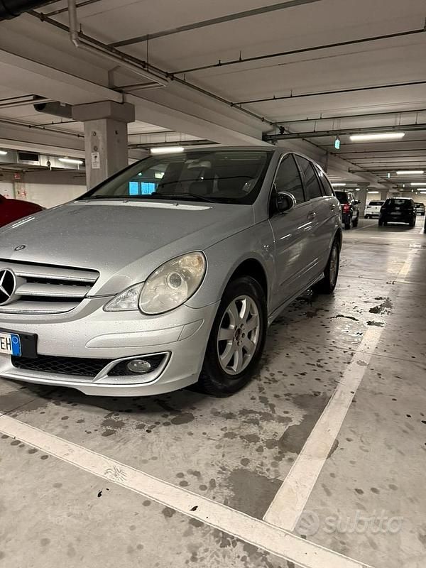 Usata Mercedes R320 224 CV (164 kW) 2006 Grigio Monovolume
