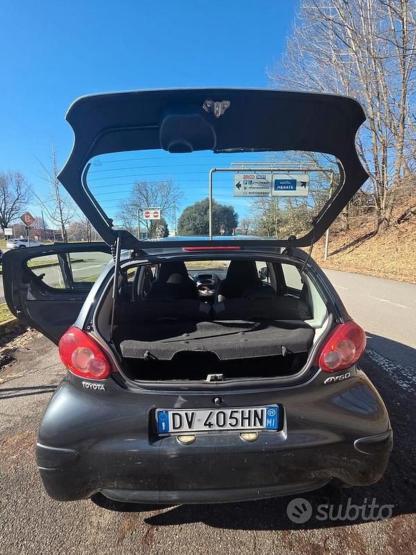 Usado Toyota Aygo 68 HP (50 kW) 2005 Cinzento Citadino