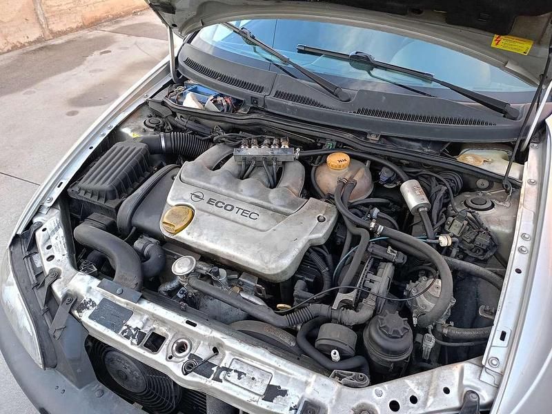 Usata Opel Tigra Edition 90 CV (66 kW) 2000 Argento Coupé