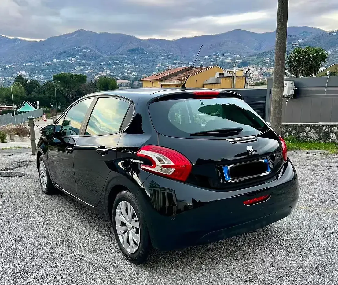 Usata Peugeot 208 82 CV (60 kW) 2013 Nero Utilitaria