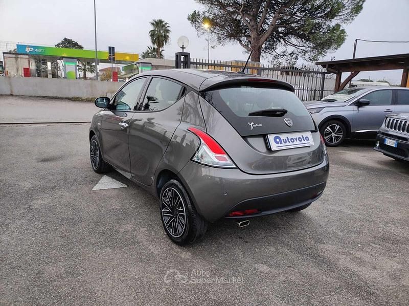 Usata Lancia Ypsilon Gold 69 CV (50 kW) 2023 Gray Utilitaria