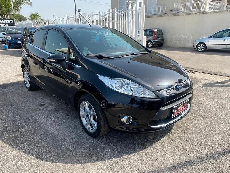 Usata Ford Fiesta Titanium 71 CV (52 kW) 2012 Nero Utilitaria