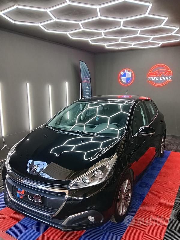 Usata Peugeot 208 Active 92 CV (67 kW) 2015 Nero Utilitaria