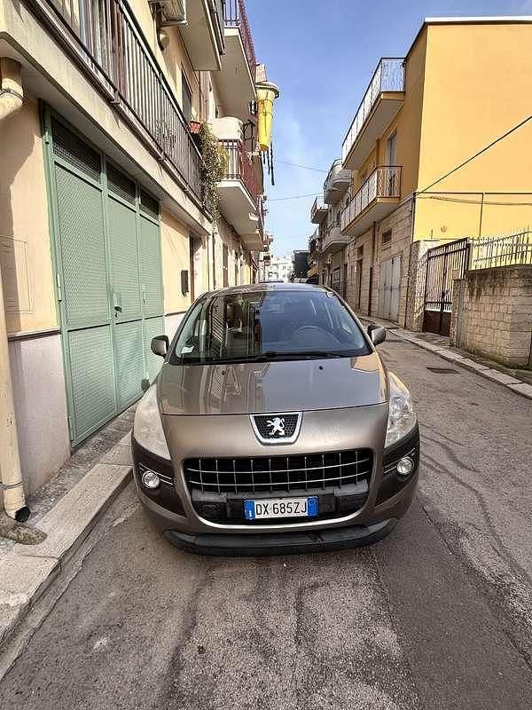 Usata 2009 Peugeot 3008 Premium Monovolume | 3500 € (Buon prezzo) - Immagine 1/2
