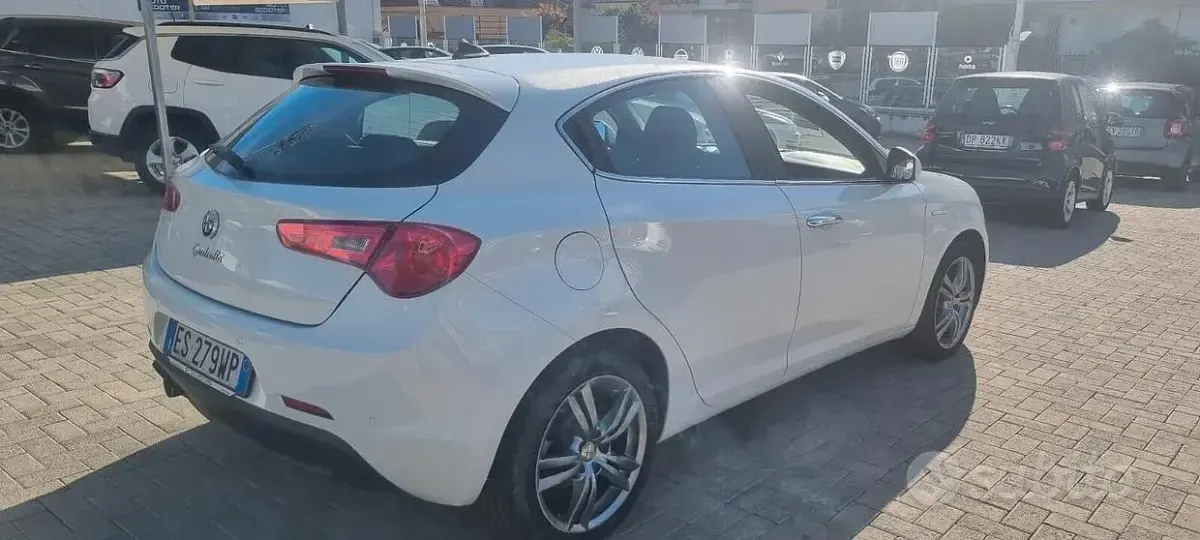Usata Alfa Romeo Giulietta Exclusive 105 CV (77 kW) 2013 Bianco Utilitaria