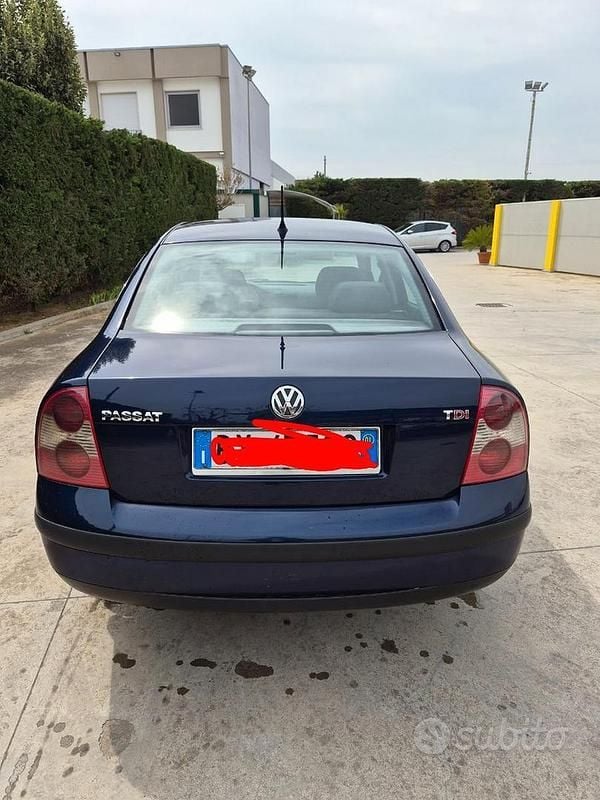 Usata VW Passat 130 CV (95 kW) 2001 Blu Berlina