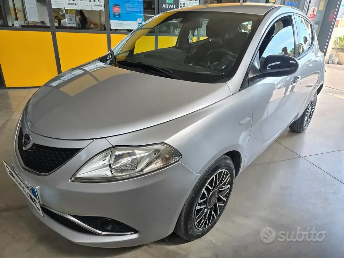 Usata Lancia Ypsilon 80 CV (58 kW) 2015 Grigio Utilitaria