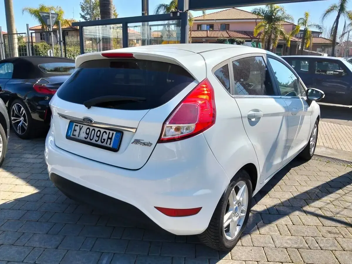 Usata Ford Fiesta Titanium 75 CV (55 kW) 2015 Bianco Utilitaria