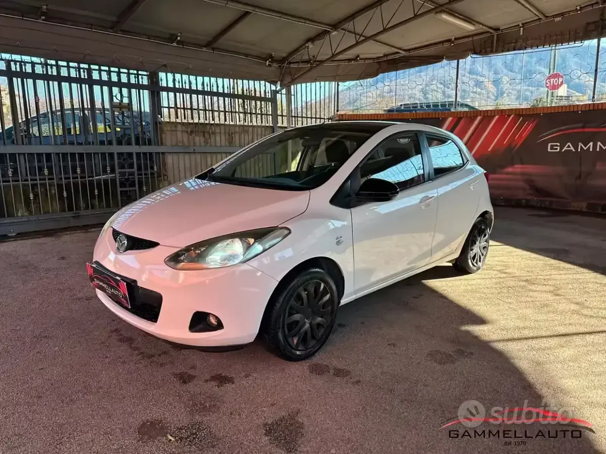 Begagnad Mazda 2 75 HK (55 kW) 2010 Vit Halvkombi