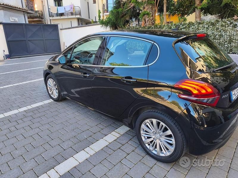 Usata Peugeot 208 101 CV (74 kW) 2019 Nero Utilitaria