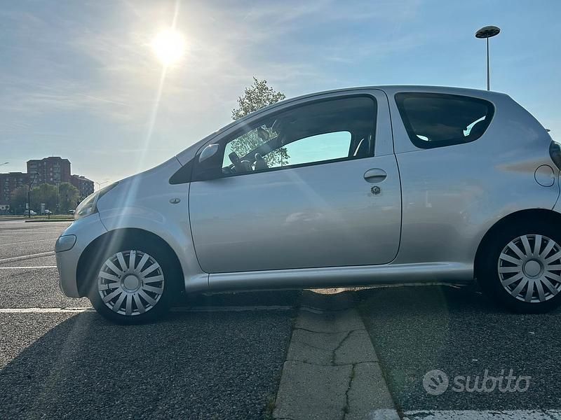 Usata Toyota Aygo 68 CV (50 kW) 2009 Grigio Utilitaria
