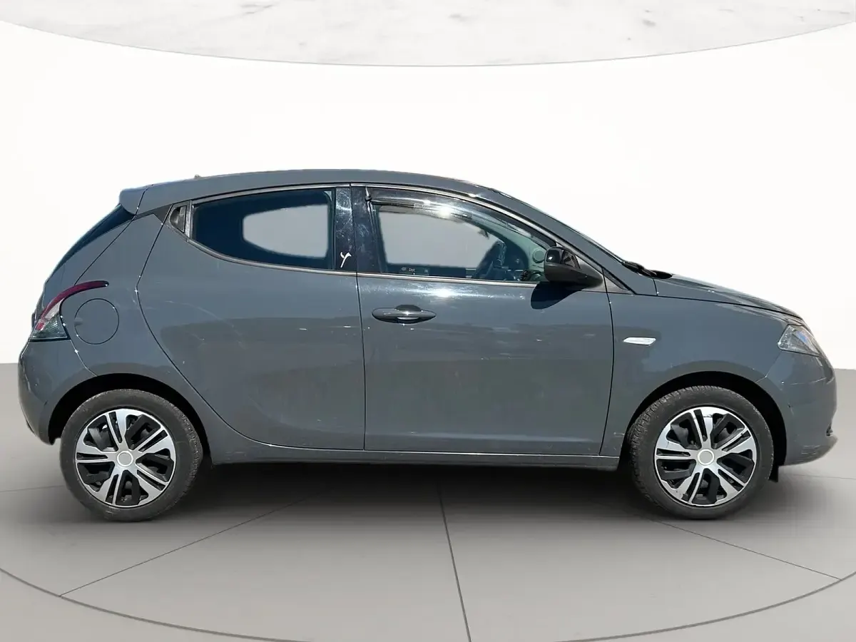 Usata Lancia Ypsilon 69 CV (50 kW) 2015 Grigio pastello Utilitaria