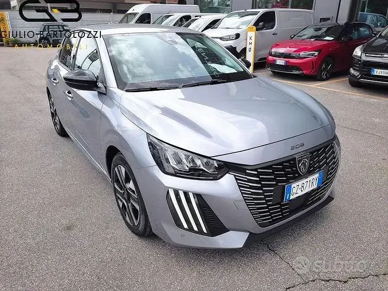 Usata Peugeot 208 Allure 102 CV (75 kW) 2025 Grigio Utilitaria