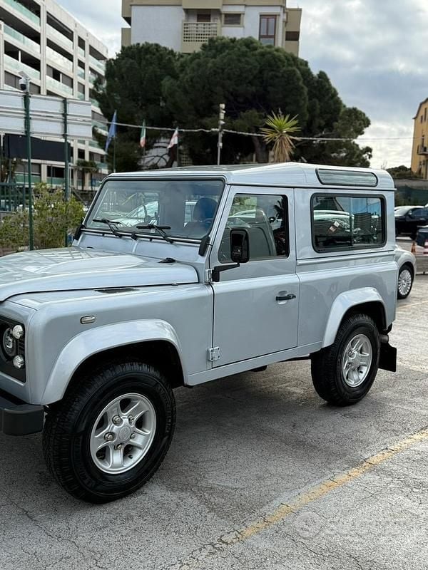 Käytetty Land Rover Defender 86 HP (63 kW) 2010 Harmaa Katumaasturi