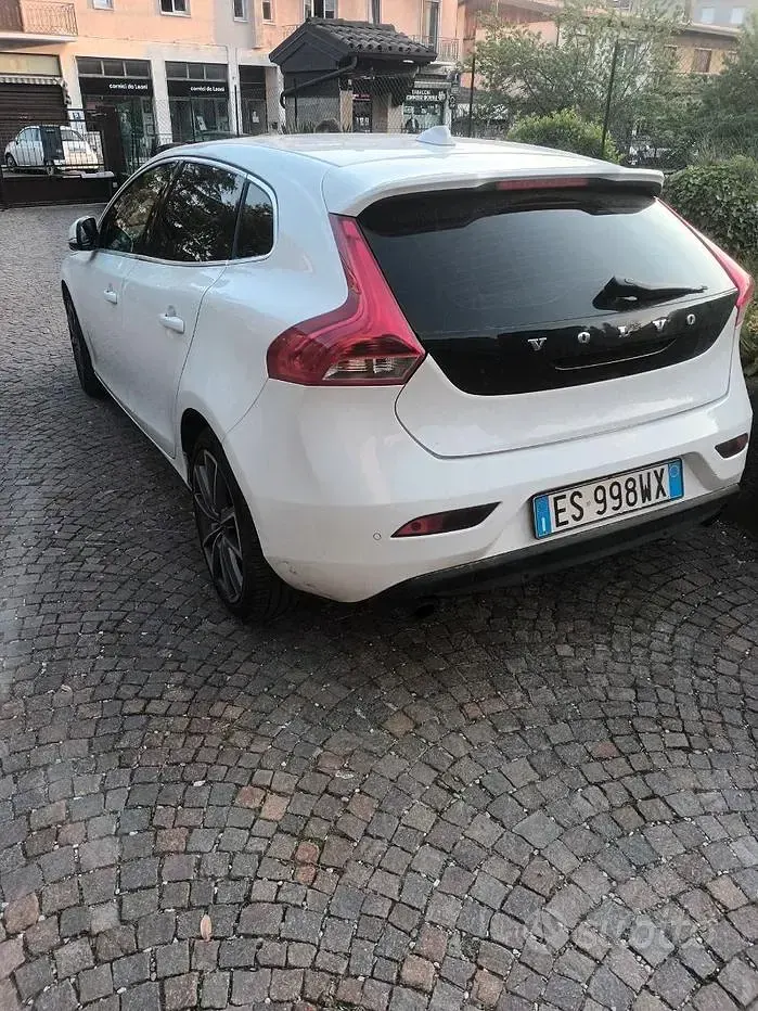 Usata Volvo V40 150 CV (110 kW) 2013 Bianco Berlina