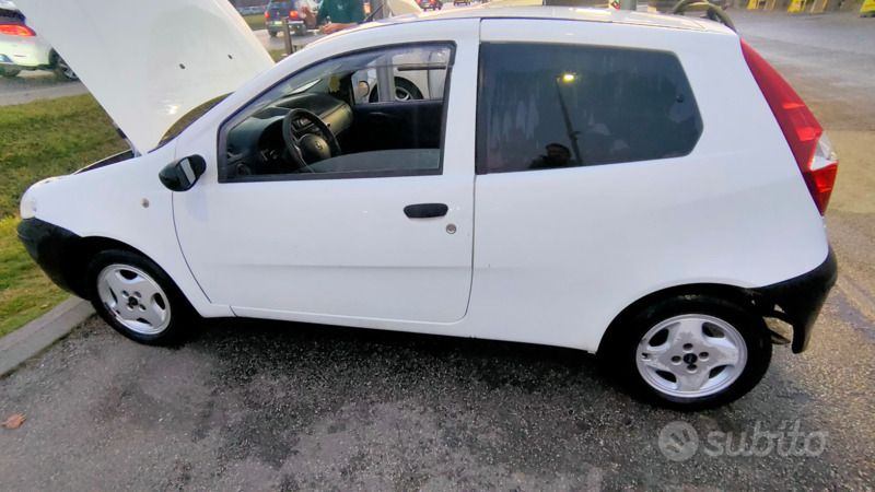 Bianco Usata 2005 Fiat Punto Due volumi | 1850 € (Buon prezzo) - Immagine 1/4
